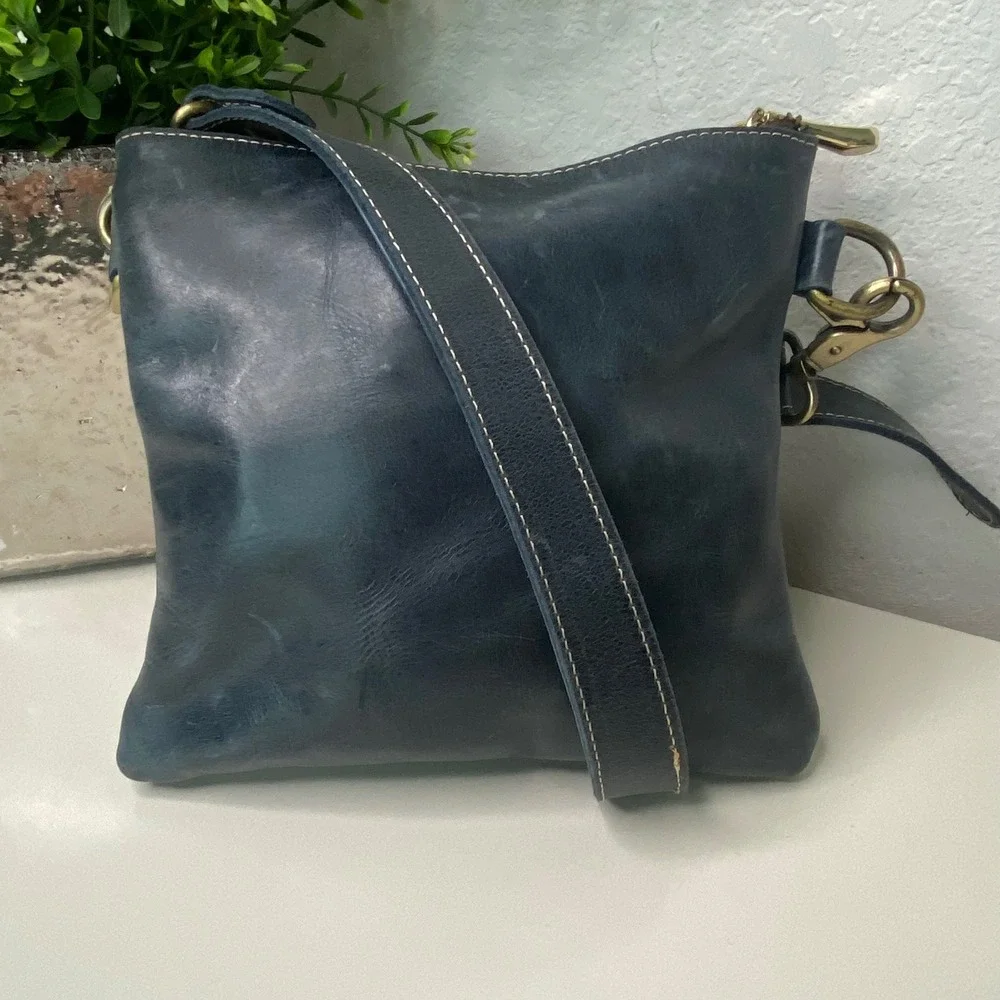 UNOETH Amara Leather Crossbody Bag Adjustable Strap Small Everyday Purse Handbag